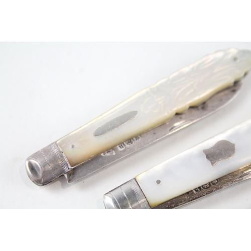 2254 - Three hallmarked sterling silver and mother of pearl fruit knives - approx. gross weight 54g