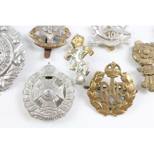 2272 - Ten military cap badges