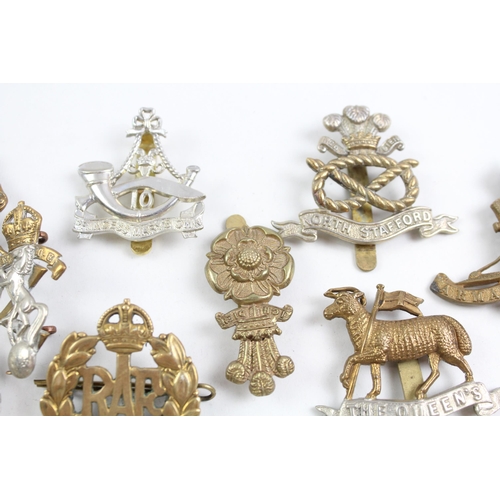 2272 - Ten military cap badges