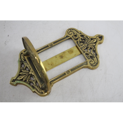 399 - A Victorian brass wall hanging mirror frame