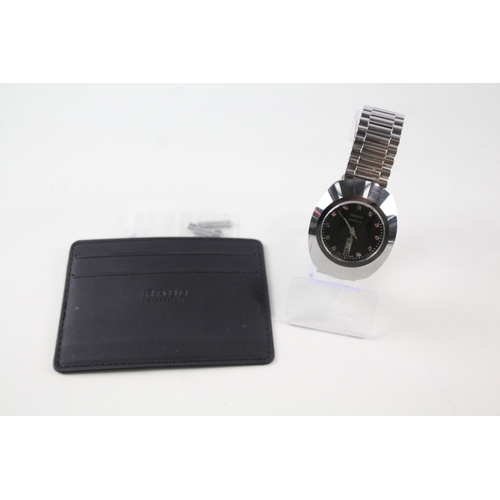 2177 - A Rado Diastar day/date quartz men's wristwatch with spare links and card holder - ref no. 114.0305.... 