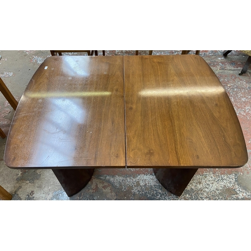 115 - A mid 20th century Art Deco style walnut twin pedestal extending dining table and four chairs - tabl... 