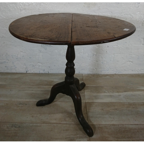 133 - A Georgian oak circular tripod pedestal occasional table