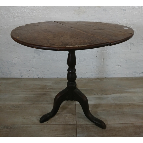 133 - A Georgian oak circular tripod pedestal occasional table