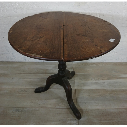 133 - A Georgian oak circular tripod pedestal occasional table