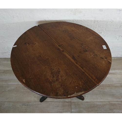 133 - A Georgian oak circular tripod pedestal occasional table