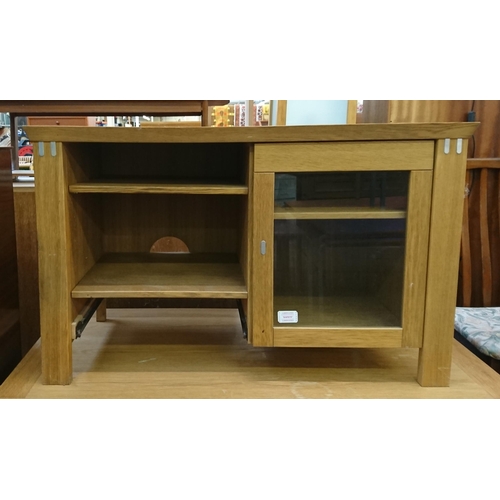 138 - A modern oak TV stand - approx. 65cm high x 106cm wide x 47cm deep