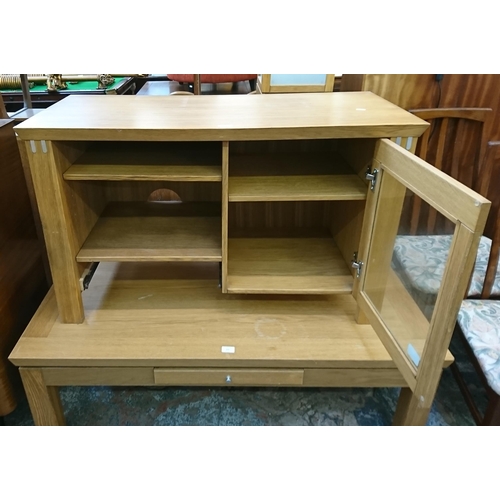 138 - A modern oak TV stand - approx. 65cm high x 106cm wide x 47cm deep