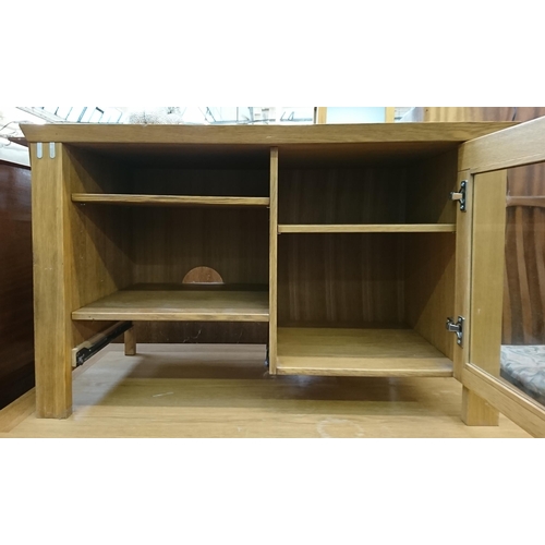 138 - A modern oak TV stand - approx. 65cm high x 106cm wide x 47cm deep