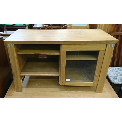 138 - A modern oak TV stand - approx. 65cm high x 106cm wide x 47cm deep