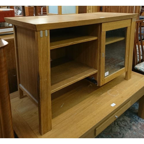 138 - A modern oak TV stand - approx. 65cm high x 106cm wide x 47cm deep