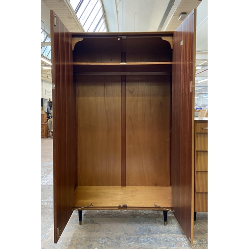 141 - A mid 20th century Homeworthy teak two piece bedroom suite comprising chest of drawers - approx. 106... 