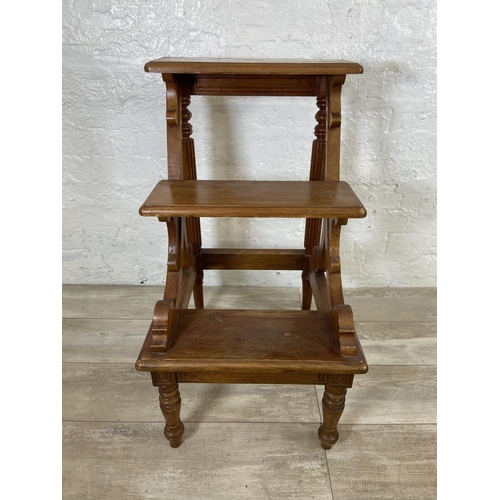 23 - A 19th century style hardwood three tread library step with reeded column supports - approx. 80cm hi... 