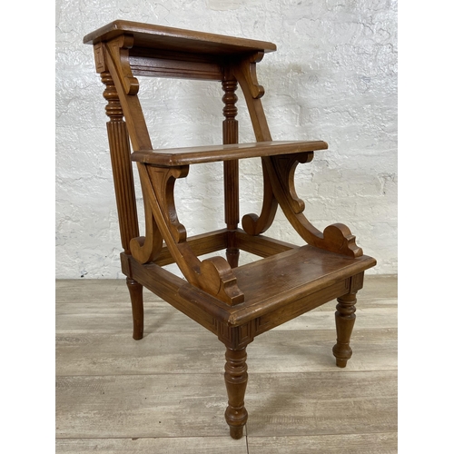 23 - A 19th century style hardwood three tread library step with reeded column supports - approx. 80cm hi... 