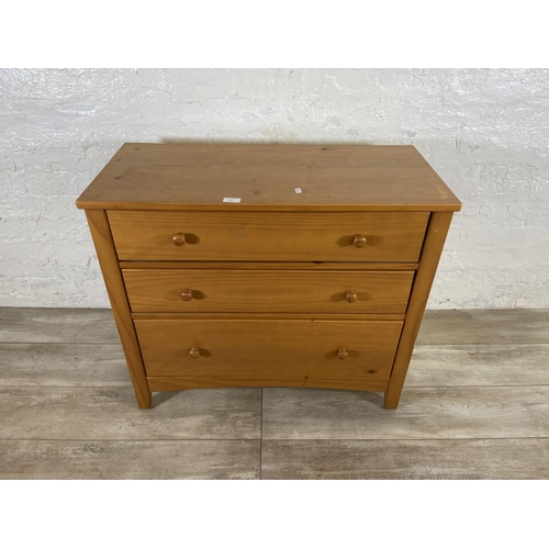 71 - A pine effect chest of drawers - approx. 74cm high x 84cm wide x 38cm deep