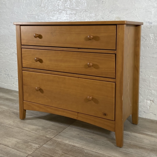 71 - A pine effect chest of drawers - approx. 74cm high x 84cm wide x 38cm deep