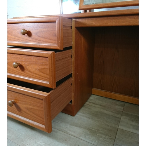 202 - Two pieces of G Plan teak furniture, one chest of drawers - approx. 68cm high x 75cm wide x 45cm dee... 