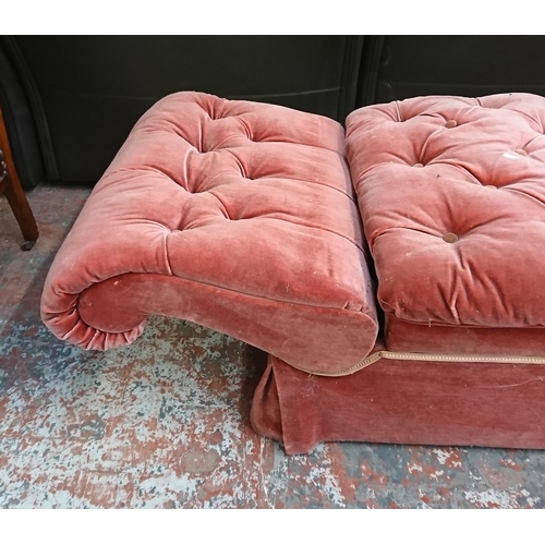 238 - An early 20th century pink buttoned fabric upholstered drop arm chaiselongue/ottoman - approx. 74cm ... 