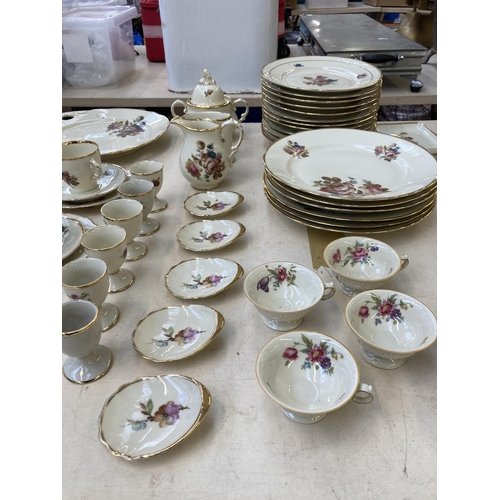 389 - A collection of Kobenhavns Porcellains Maleri dinnerware to include eleven cups, saucers and side pl... 