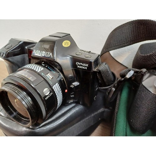 606 - Five Minolta Dynax 35mm SLR cameras, cased 7000i, cased 300si, cased 303si, 505si and 3000i body