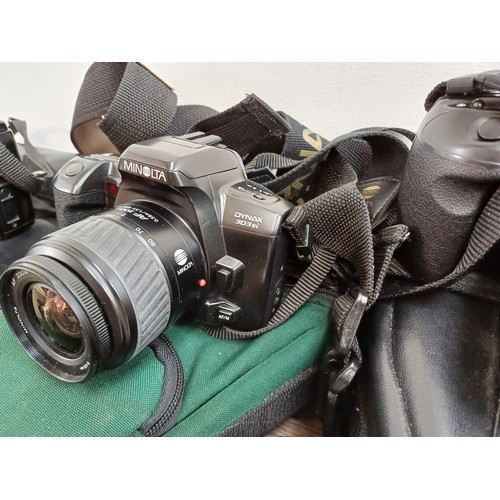 606 - Five Minolta Dynax 35mm SLR cameras, cased 7000i, cased 300si, cased 303si, 505si and 3000i body