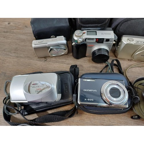 657 - A collection of Olympus compact digital cameras to include µ[mju:] 700 all-weather 7.1mp, µ[mju:] 30... 