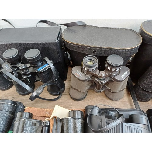 661 - A collection of binoculars to include Pentasonic, Commodore 10x50, Chinon 7-15x35 zoom, Dollond Luma... 