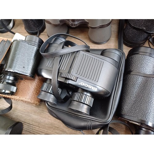 661 - A collection of binoculars to include Pentasonic, Commodore 10x50, Chinon 7-15x35 zoom, Dollond Luma... 