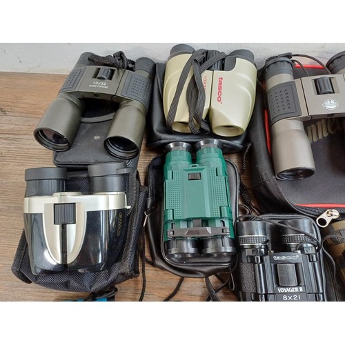 662 - A collection of pocket binoculars to include Tasco 10x25, Vivitar 10x25, Barska 8x21, Sunagor 9-45x2... 