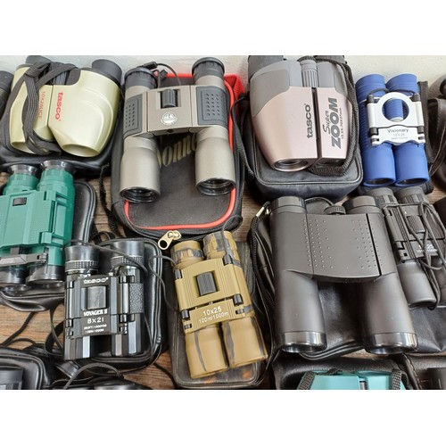 662 - A collection of pocket binoculars to include Tasco 10x25, Vivitar 10x25, Barska 8x21, Sunagor 9-45x2... 