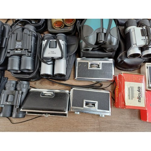 662 - A collection of pocket binoculars to include Tasco 10x25, Vivitar 10x25, Barska 8x21, Sunagor 9-45x2... 