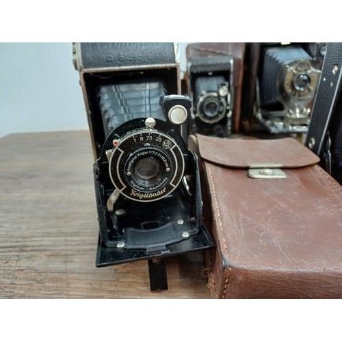 665 - Nine folding cameras to include Zeiss Ikon Ikonta 520, Zeiss Ikon Ikonta 520/14, Voigtländer Bessa, ... 