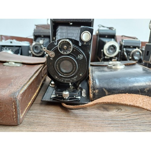 665 - Nine folding cameras to include Zeiss Ikon Ikonta 520, Zeiss Ikon Ikonta 520/14, Voigtländer Bessa, ... 