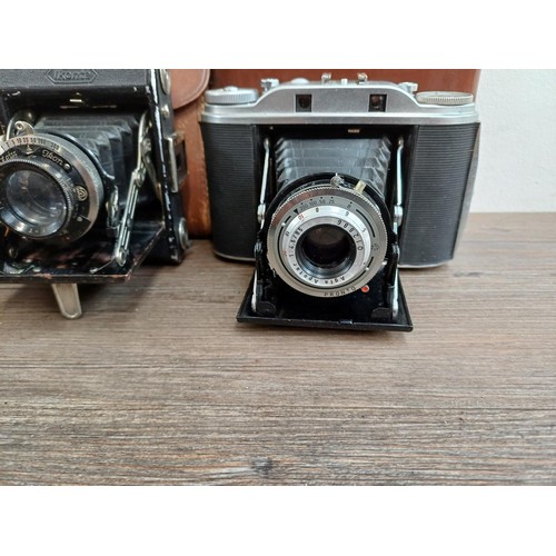 665 - Nine folding cameras to include Zeiss Ikon Ikonta 520, Zeiss Ikon Ikonta 520/14, Voigtländer Bessa, ... 