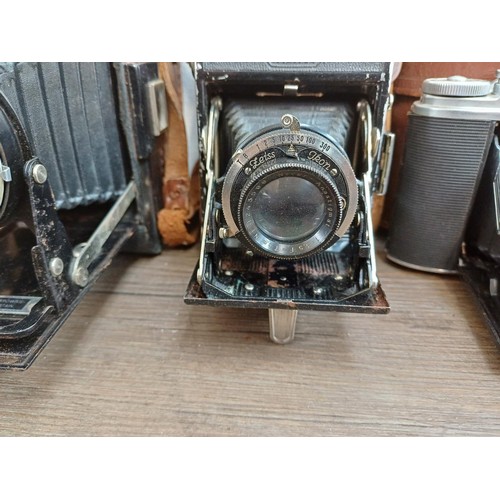 665 - Nine folding cameras to include Zeiss Ikon Ikonta 520, Zeiss Ikon Ikonta 520/14, Voigtländer Bessa, ... 