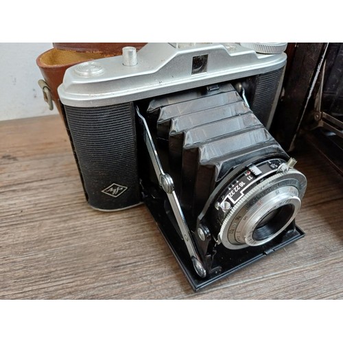 665 - Nine folding cameras to include Zeiss Ikon Ikonta 520, Zeiss Ikon Ikonta 520/14, Voigtländer Bessa, ... 