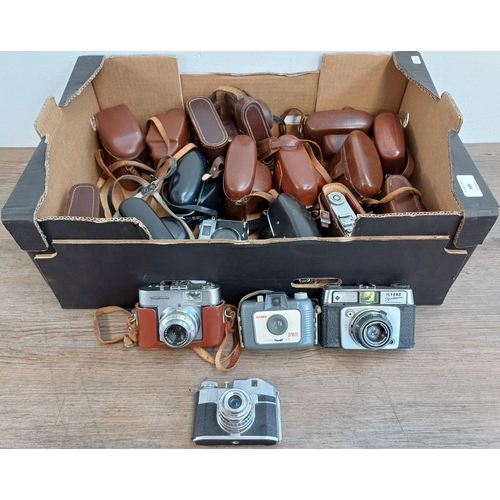 685 - A collection of vintage cameras to include Voigtländer Vito B, Ilford Sportsman and Sprite, Bencini ... 