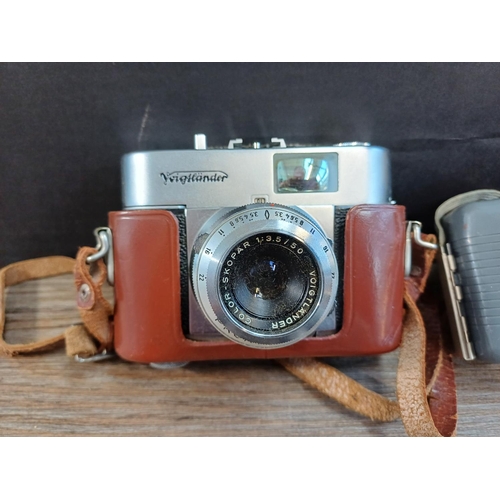 685 - A collection of vintage cameras to include Voigtländer Vito B, Ilford Sportsman and Sprite, Bencini ... 