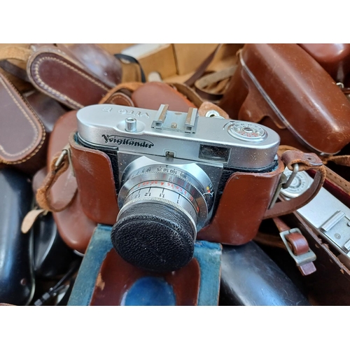 685 - A collection of vintage cameras to include Voigtländer Vito B, Ilford Sportsman and Sprite, Bencini ... 