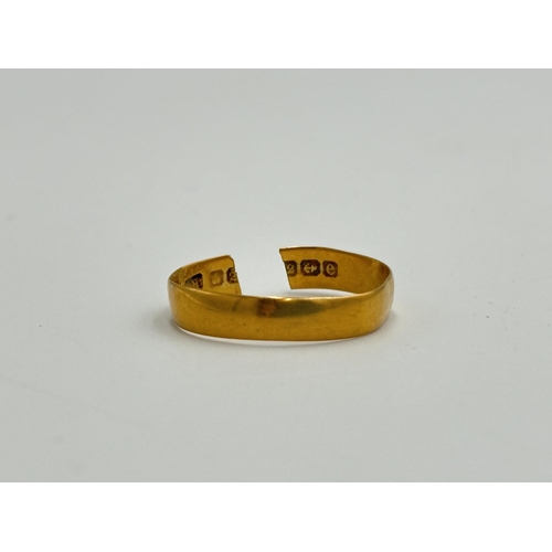 2183 - A hallmarked Birmingham 22ct gold wedding band - approx. gross weight 2.6g