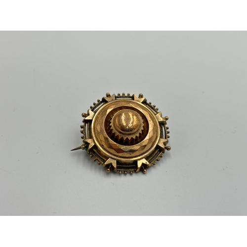 2181 - A Victorian Etruscan Revival 10ct gold brooch with base metal pin - approx. gross weight 6.4g