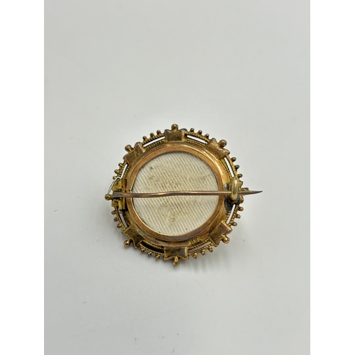 2181 - A Victorian Etruscan Revival 10ct gold brooch with base metal pin - approx. gross weight 6.4g