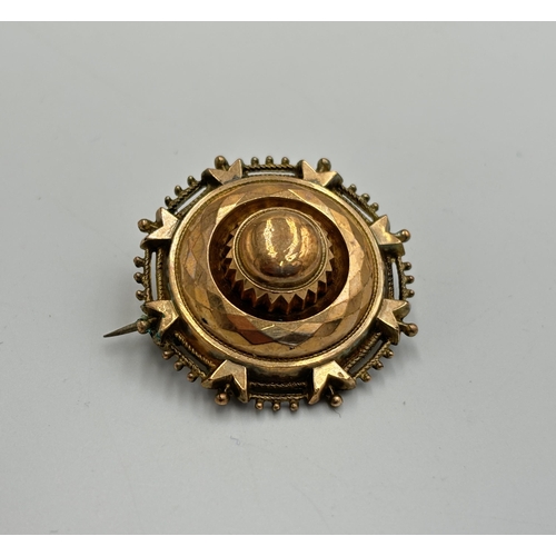 2181 - A Victorian Etruscan Revival 10ct gold brooch with base metal pin - approx. gross weight 6.4g