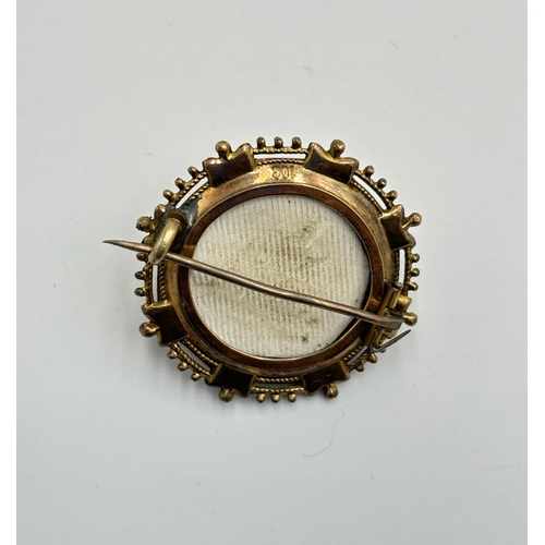 2181 - A Victorian Etruscan Revival 10ct gold brooch with base metal pin - approx. gross weight 6.4g