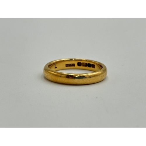 2185 - A hallmarked Birmingham 22ct gold wedding band, size O - approx. gross weight 5.5g