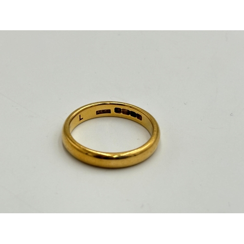 2185 - A hallmarked Birmingham 22ct gold wedding band, size O - approx. gross weight 5.5g