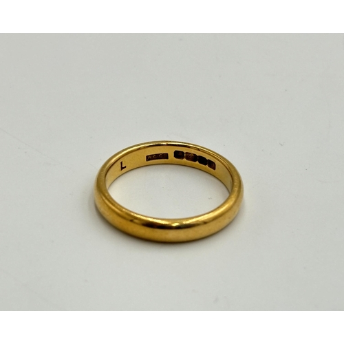 2185 - A hallmarked Birmingham 22ct gold wedding band, size O - approx. gross weight 5.5g