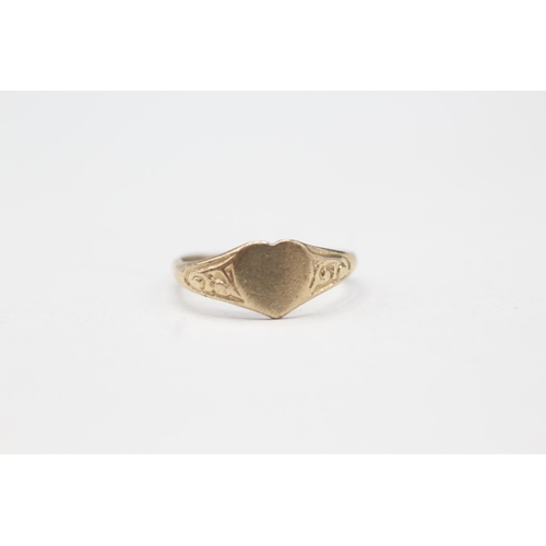 2112 - A 9ct gold heart ring - approx. gross weight 0.9g