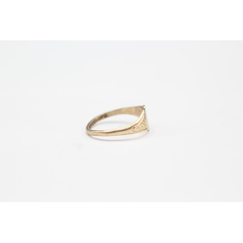 2112 - A 9ct gold heart ring - approx. gross weight 0.9g