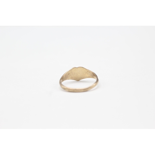 2112 - A 9ct gold heart ring - approx. gross weight 0.9g